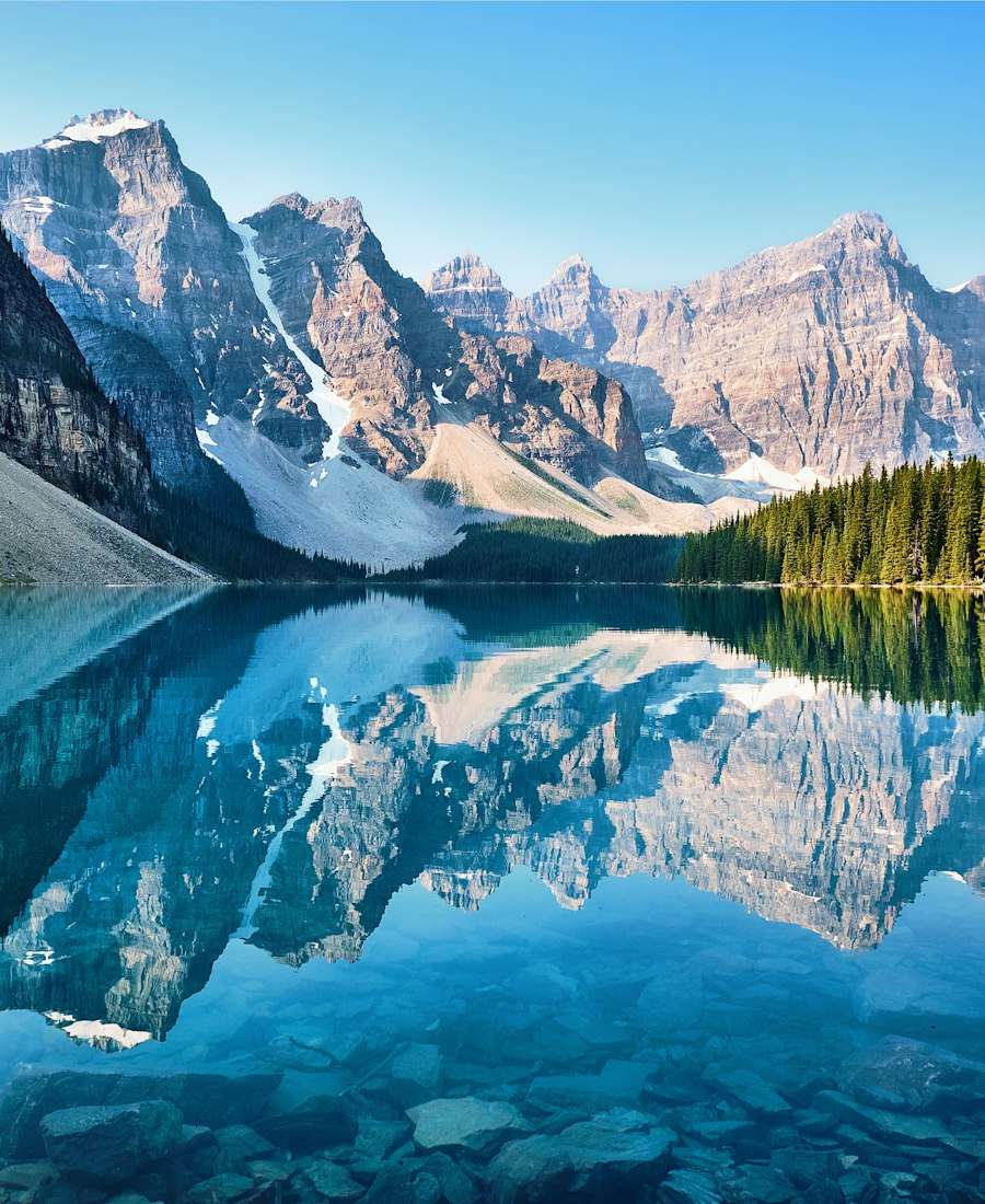 Turquoise lake surrounded by mountains in Canada